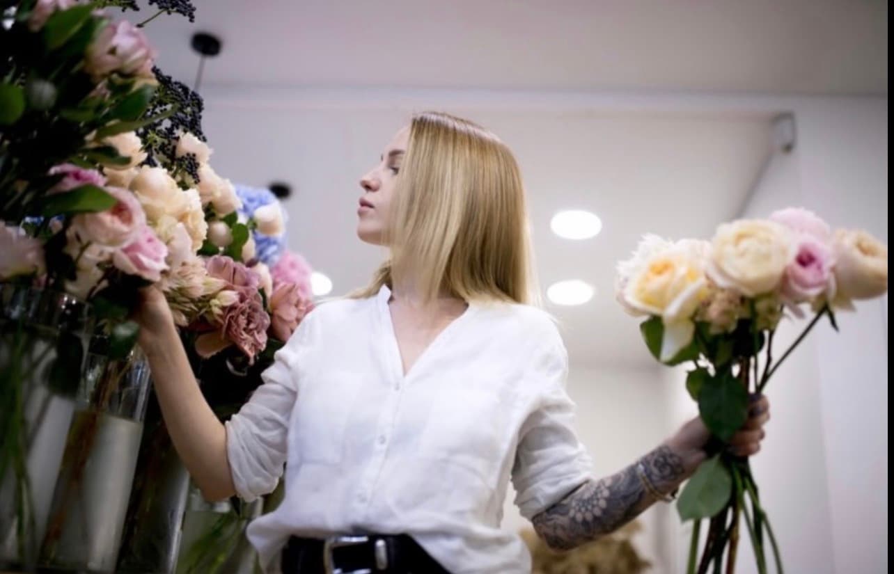 Alina arranging flowers at the NewSense studio